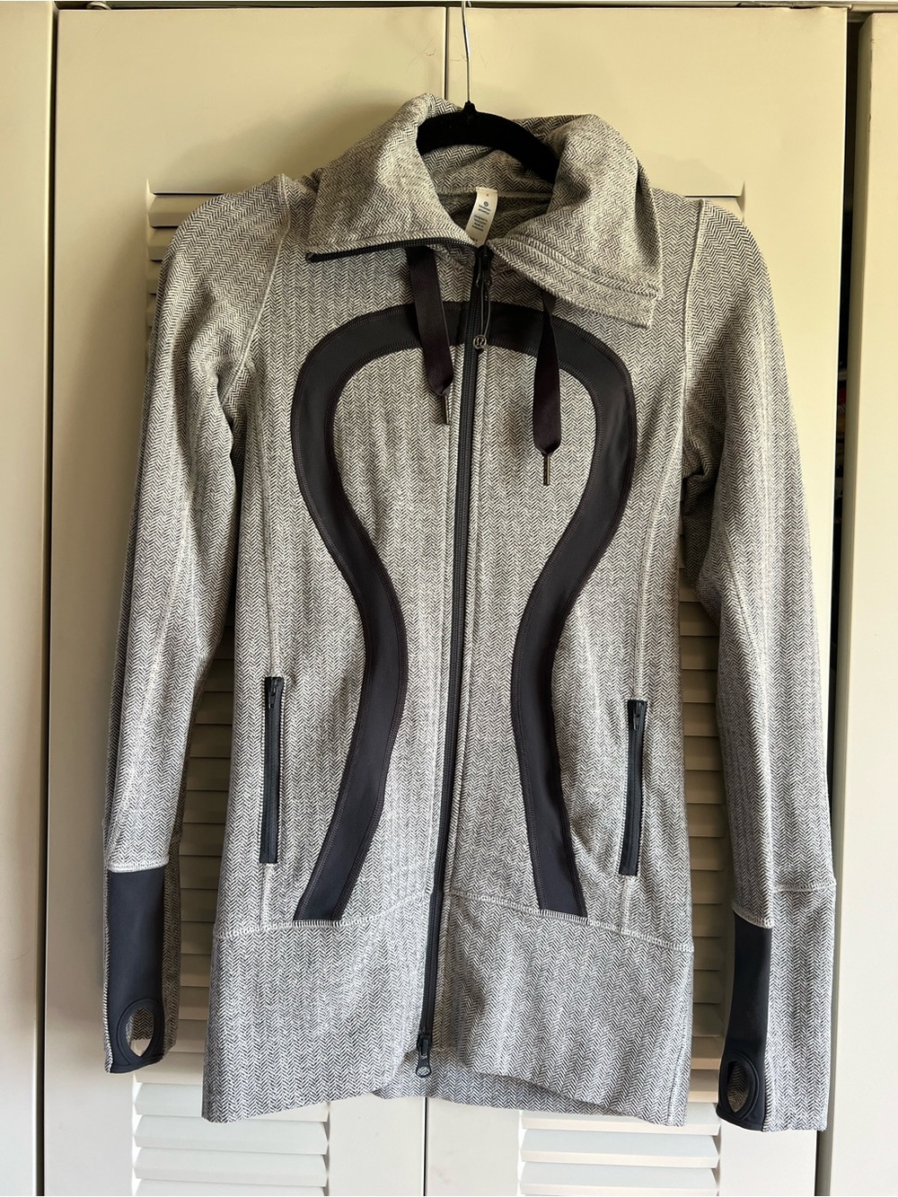 Lululemon Women’s Stride Jacket - Like New - Gray & White - Size 2 - Picture 5 of 7